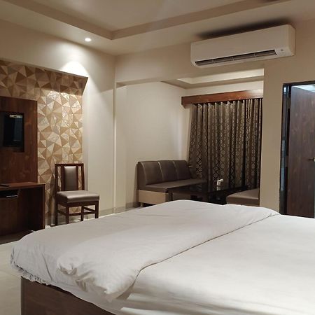 Hotel Apratim Lodging & Boarding Ulhasnagar ภายนอก รูปภาพ