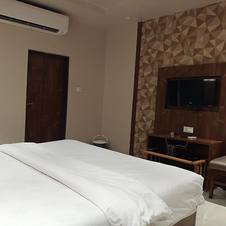 Hotel Apratim Lodging & Boarding Ulhasnagar ภายนอก รูปภาพ