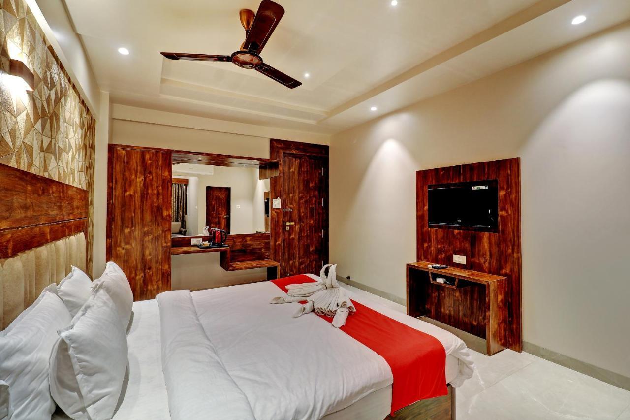 Hotel Apratim Lodging & Boarding Ulhasnagar ภายนอก รูปภาพ