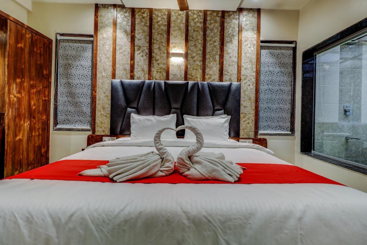 Hotel Apratim Lodging & Boarding Ulhasnagar ภายนอก รูปภาพ
