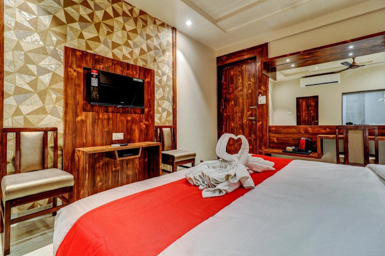 Hotel Apratim Lodging & Boarding Ulhasnagar ภายนอก รูปภาพ