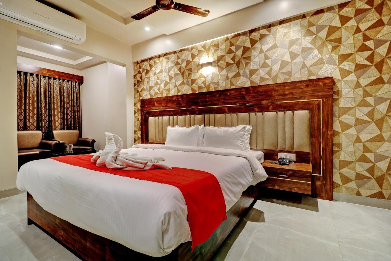 Hotel Apratim Lodging & Boarding Ulhasnagar ภายนอก รูปภาพ