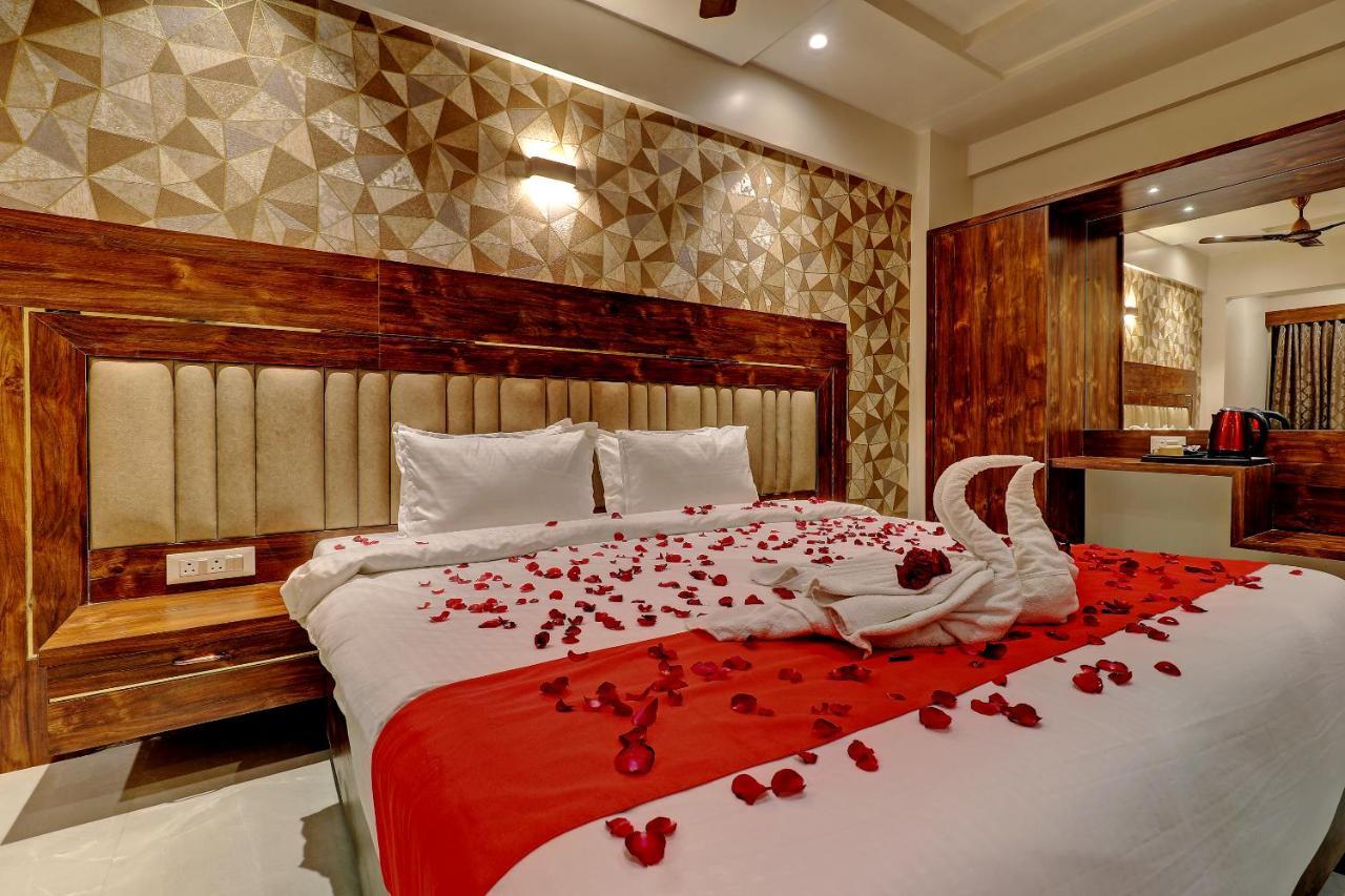 Hotel Apratim Lodging & Boarding Ulhasnagar ภายนอก รูปภาพ