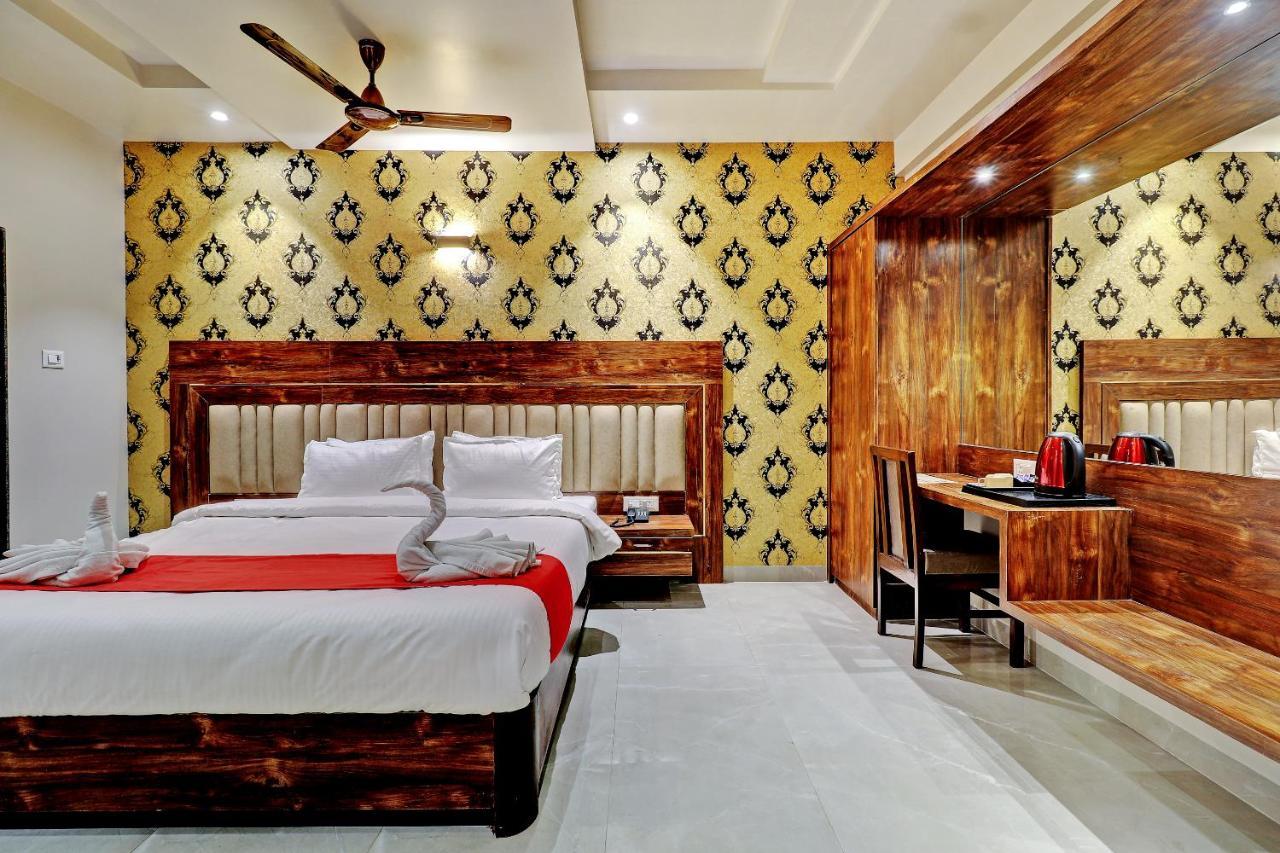 Hotel Apratim Lodging & Boarding Ulhasnagar ภายนอก รูปภาพ