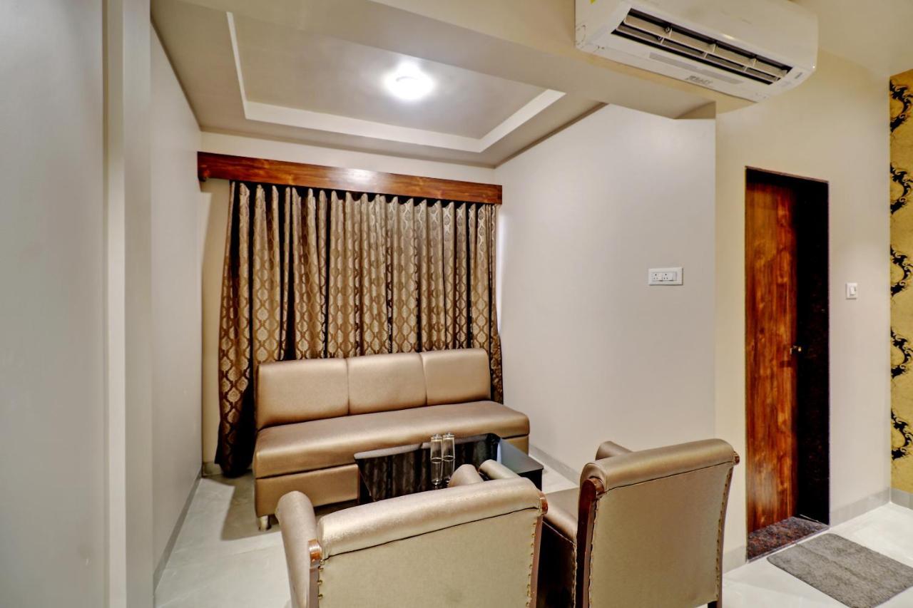 Hotel Apratim Lodging & Boarding Ulhasnagar ภายนอก รูปภาพ
