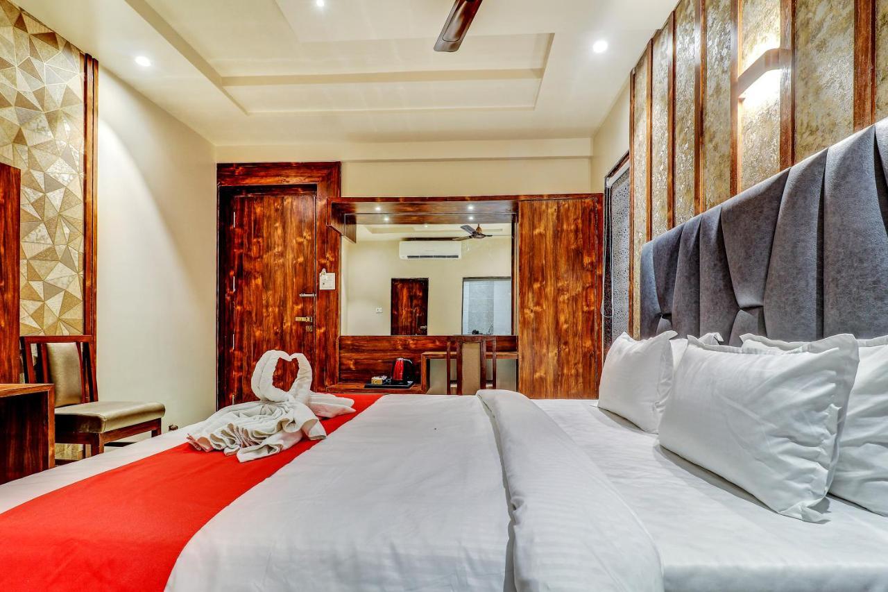 Hotel Apratim Lodging & Boarding Ulhasnagar ภายนอก รูปภาพ