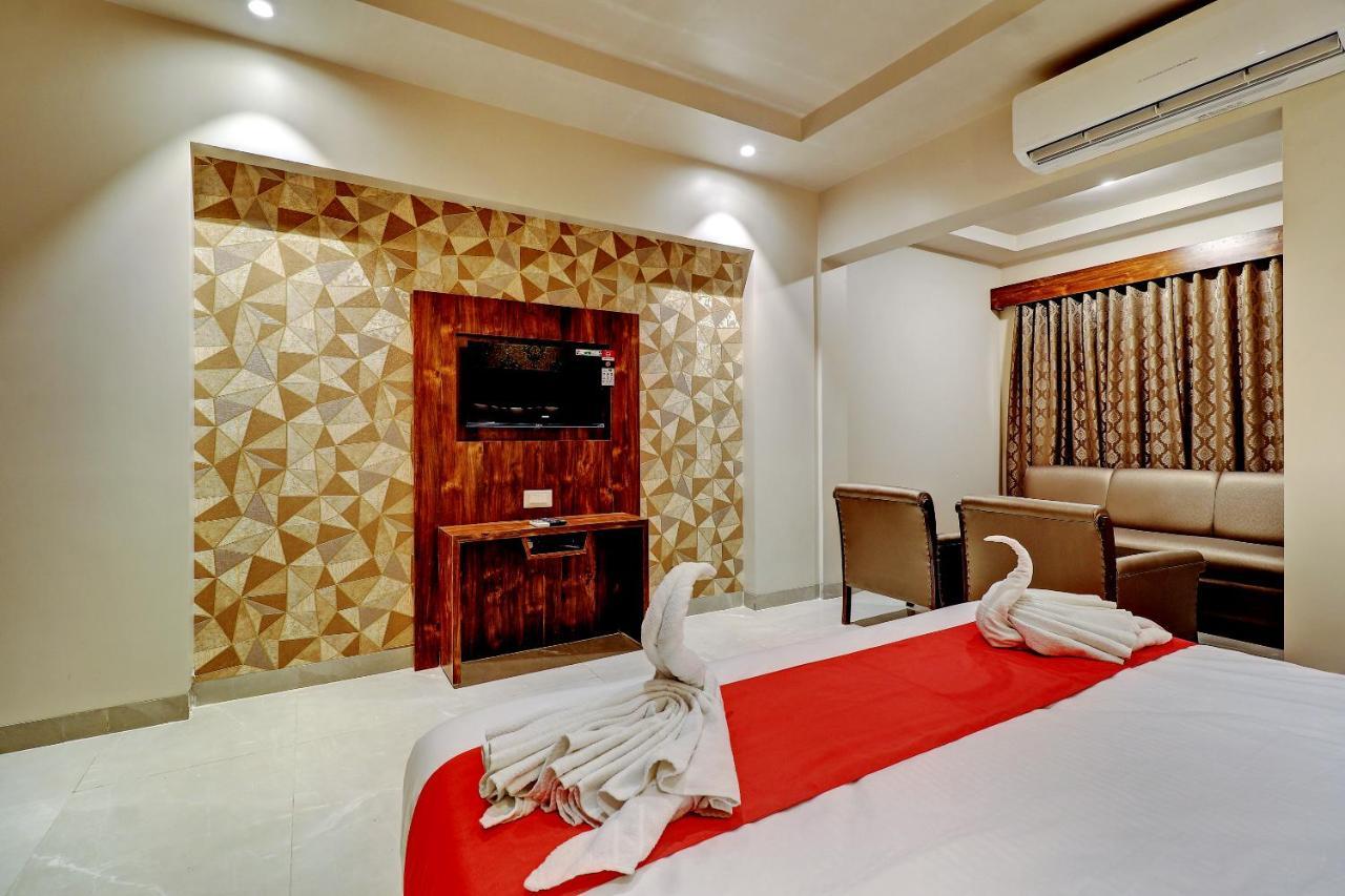 Hotel Apratim Lodging & Boarding Ulhasnagar ภายนอก รูปภาพ