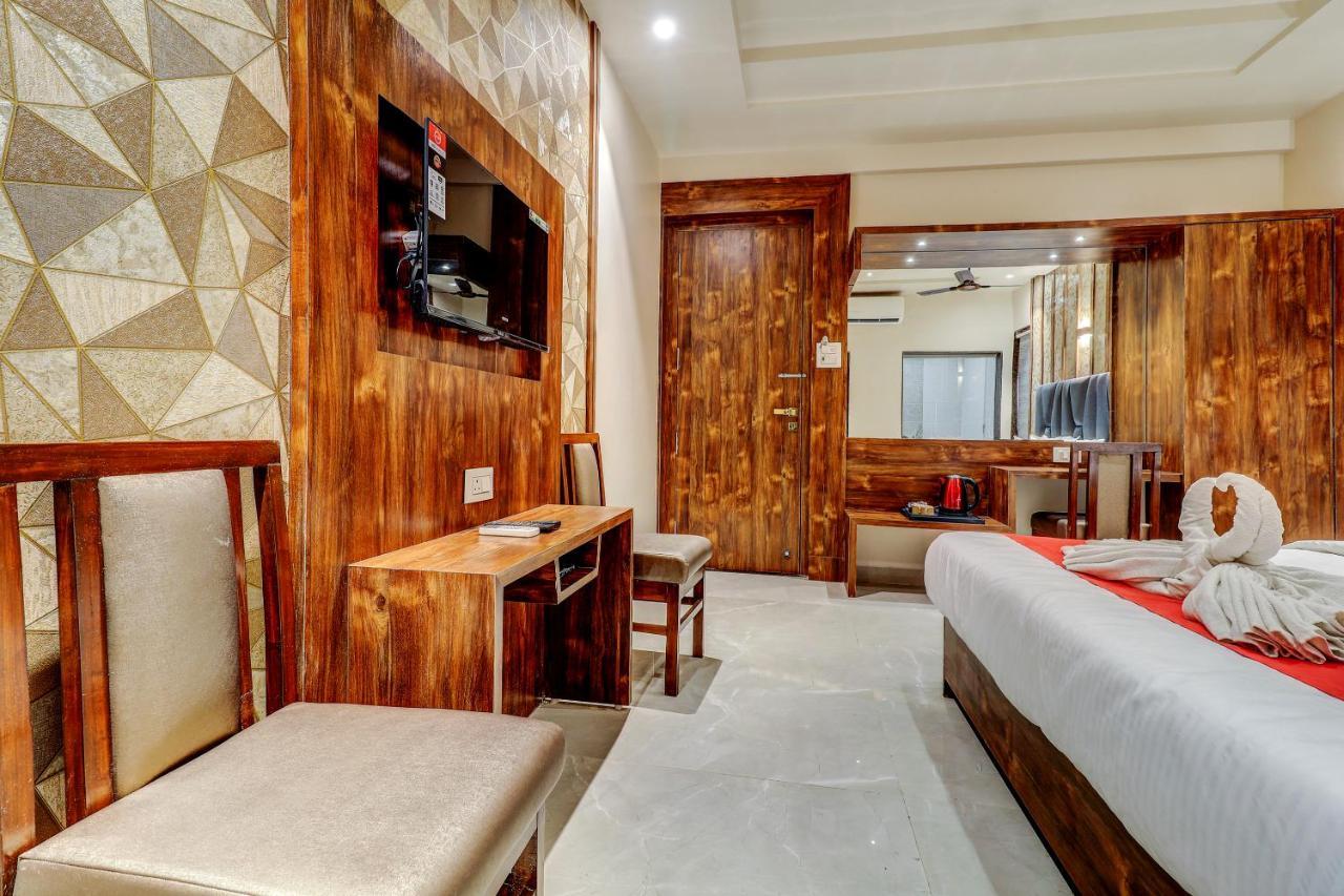 Hotel Apratim Lodging & Boarding Ulhasnagar ภายนอก รูปภาพ