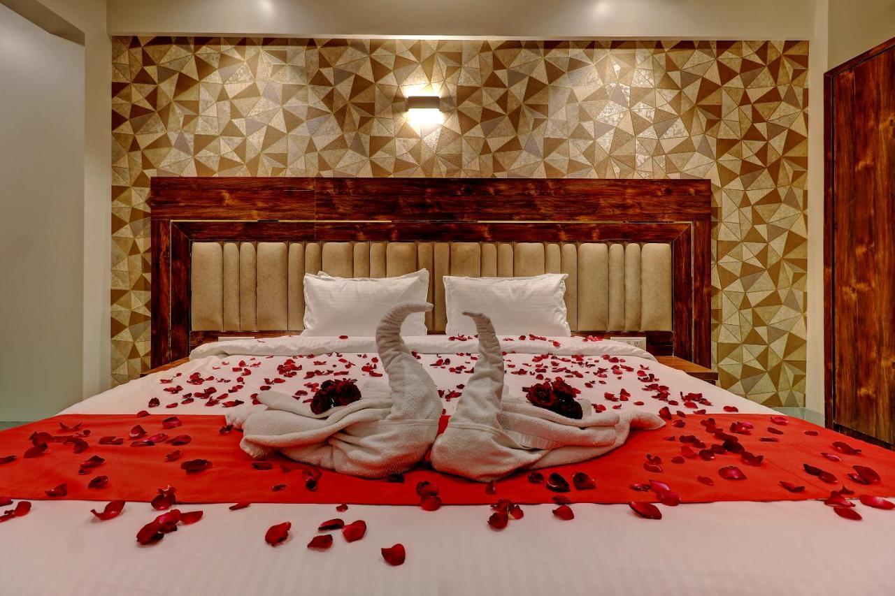 Hotel Apratim Lodging & Boarding Ulhasnagar ภายนอก รูปภาพ
