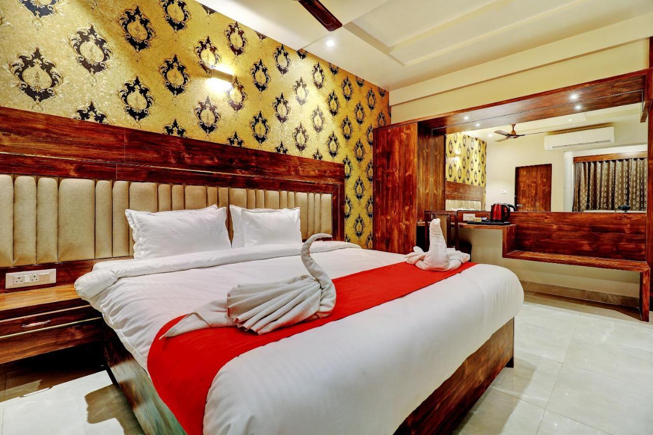 Hotel Apratim Lodging & Boarding Ulhasnagar ภายนอก รูปภาพ