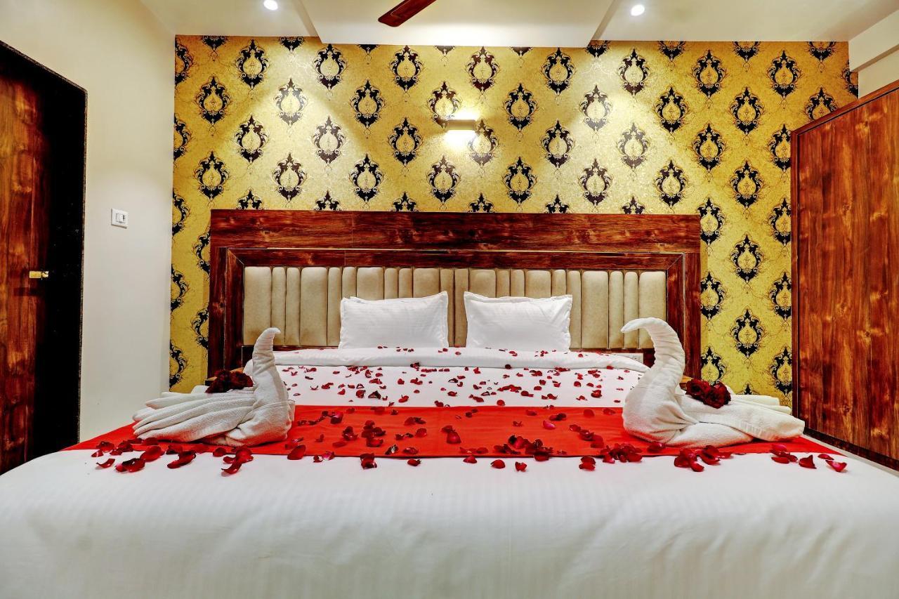 Hotel Apratim Lodging & Boarding Ulhasnagar ภายนอก รูปภาพ