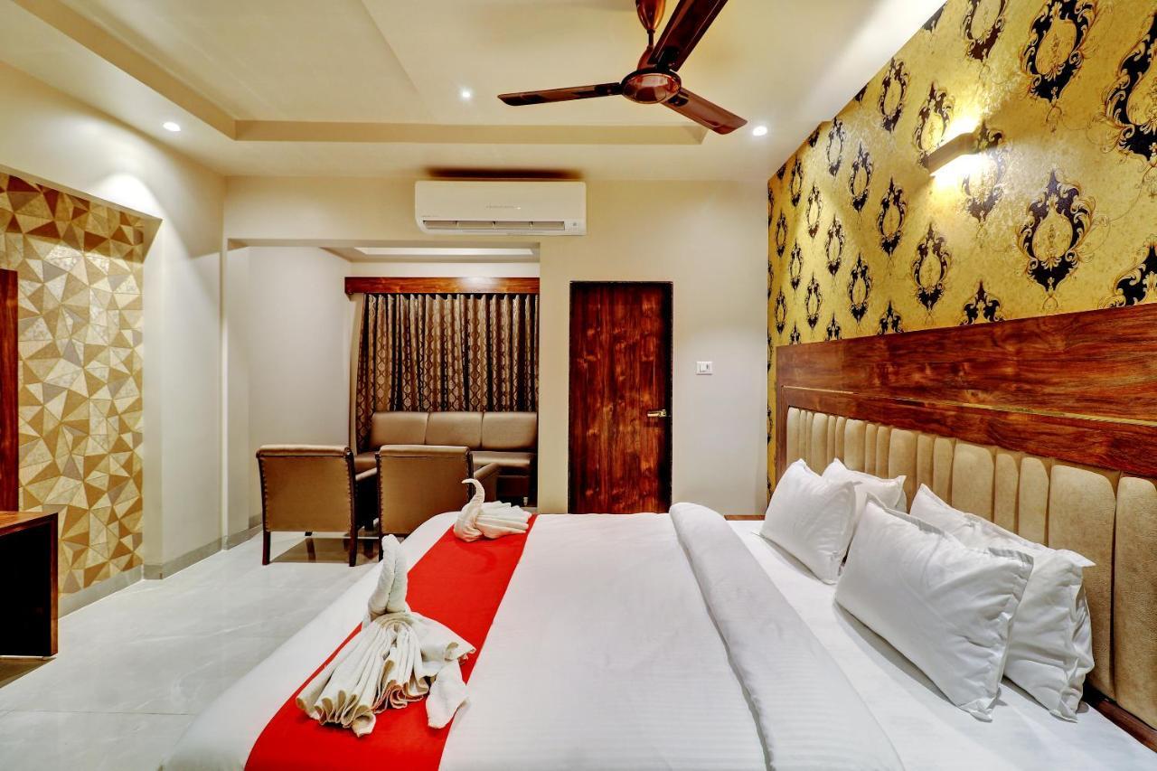Hotel Apratim Lodging & Boarding Ulhasnagar ภายนอก รูปภาพ