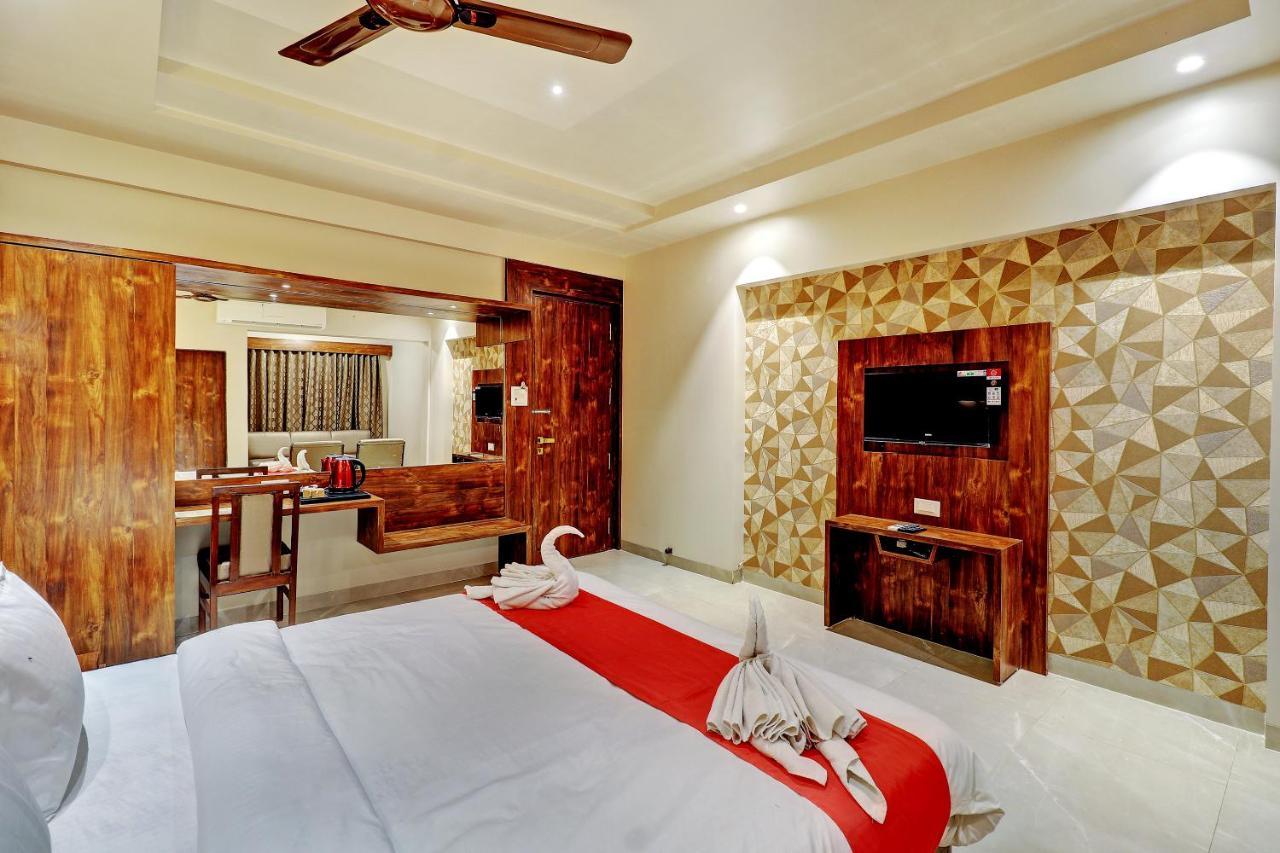 Hotel Apratim Lodging & Boarding Ulhasnagar ภายนอก รูปภาพ