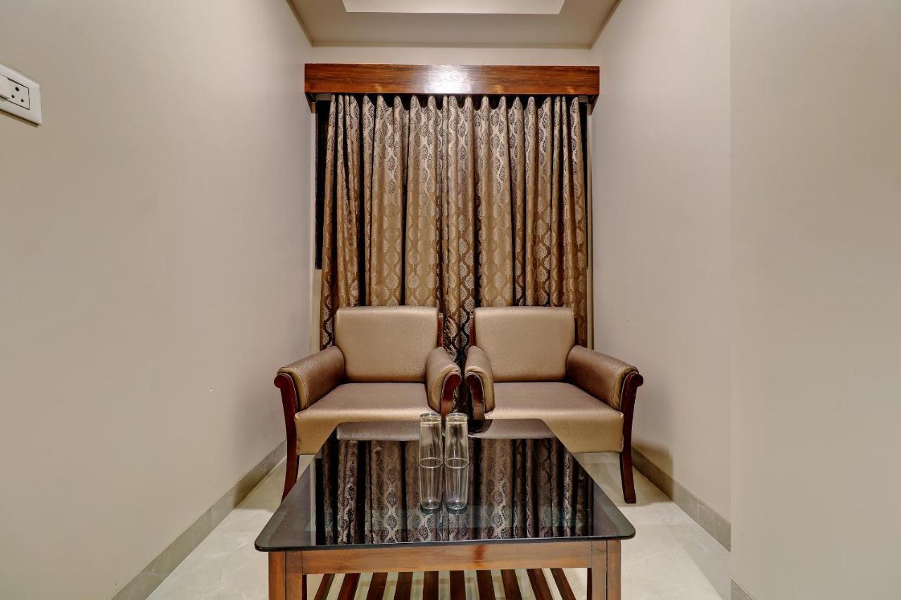 Hotel Apratim Lodging & Boarding Ulhasnagar ภายนอก รูปภาพ