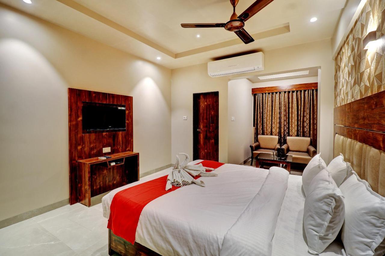 Hotel Apratim Lodging & Boarding Ulhasnagar ภายนอก รูปภาพ