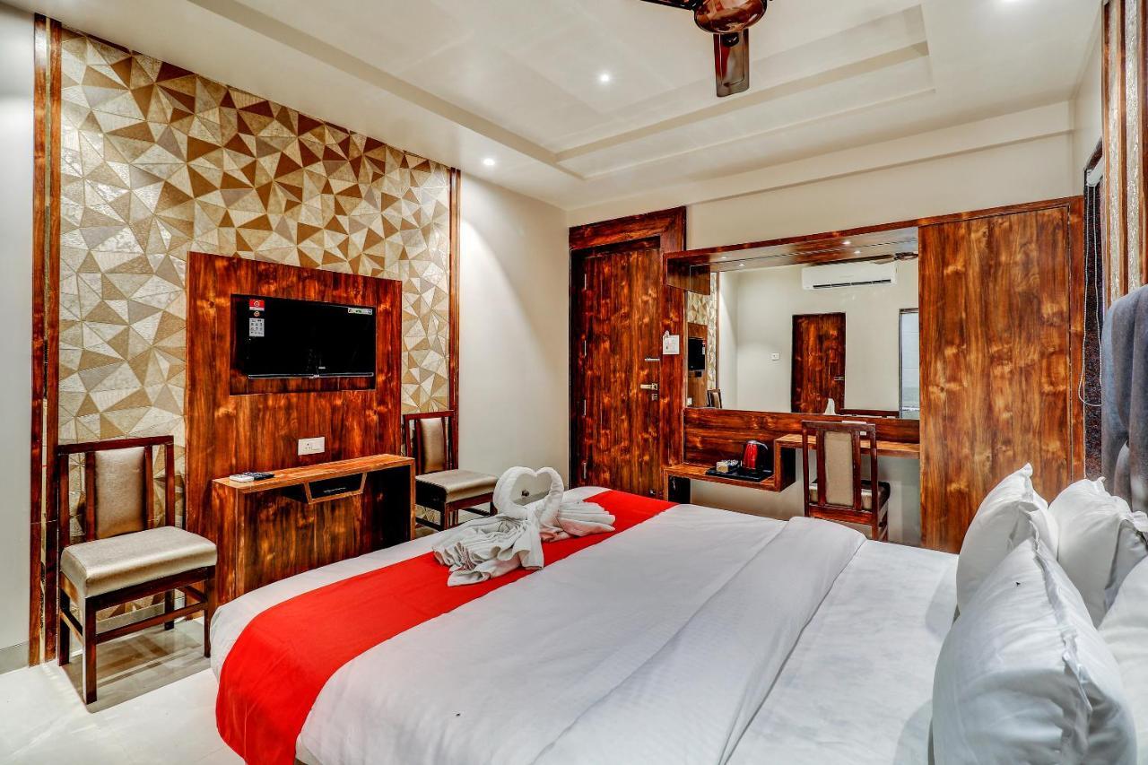 Hotel Apratim Lodging & Boarding Ulhasnagar ภายนอก รูปภาพ