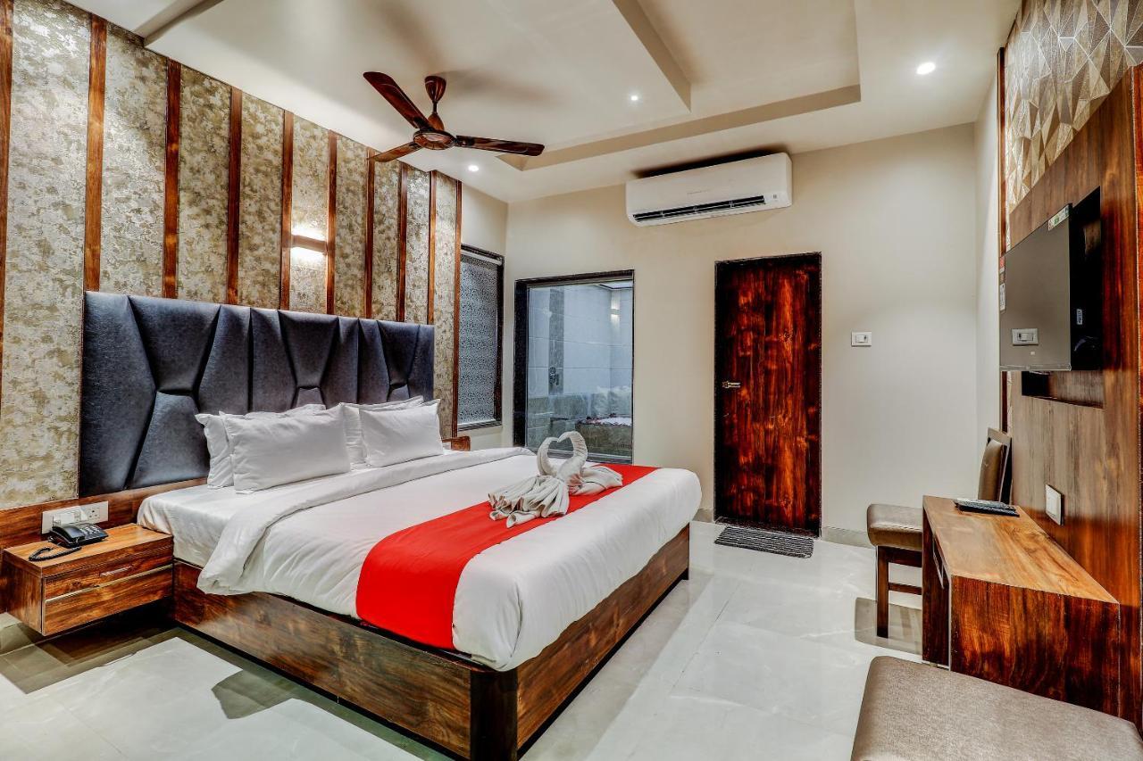 Hotel Apratim Lodging & Boarding Ulhasnagar ภายนอก รูปภาพ