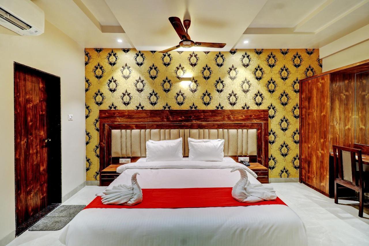 Hotel Apratim Lodging & Boarding Ulhasnagar ภายนอก รูปภาพ