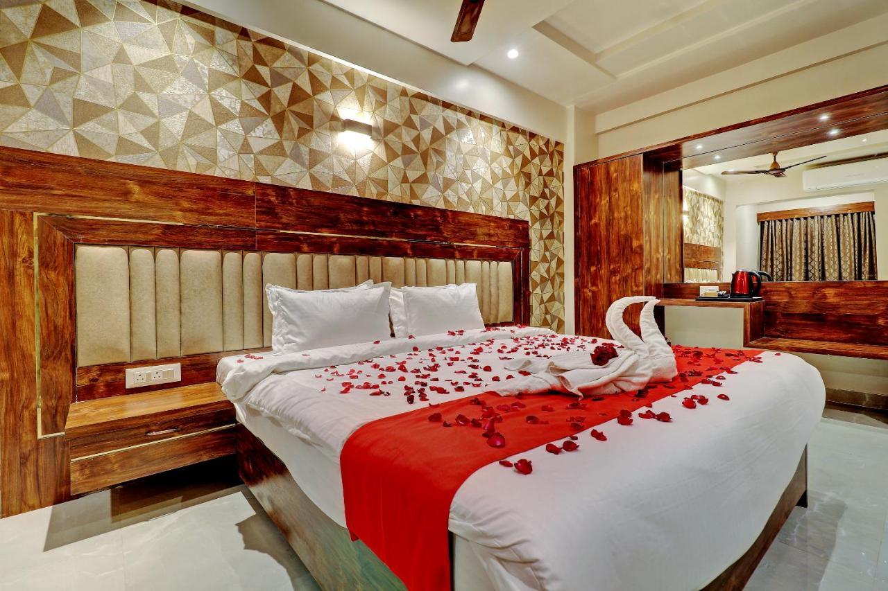 Hotel Apratim Lodging & Boarding Ulhasnagar ภายนอก รูปภาพ