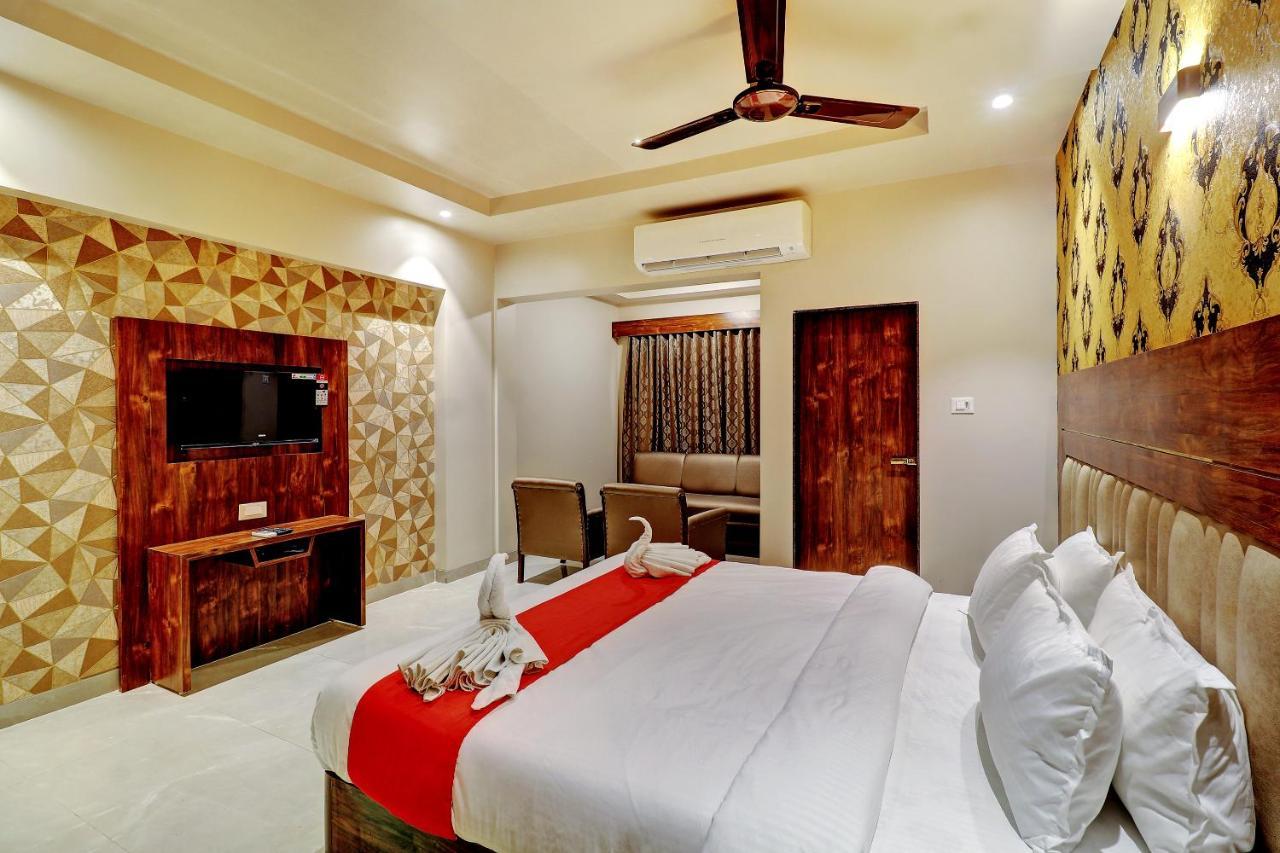Hotel Apratim Lodging & Boarding Ulhasnagar ภายนอก รูปภาพ