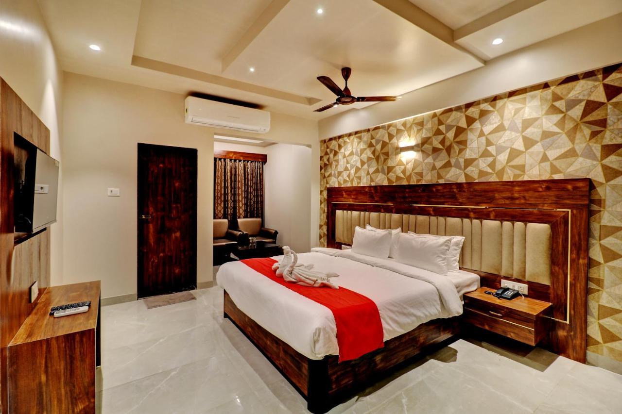 Hotel Apratim Lodging & Boarding Ulhasnagar ภายนอก รูปภาพ