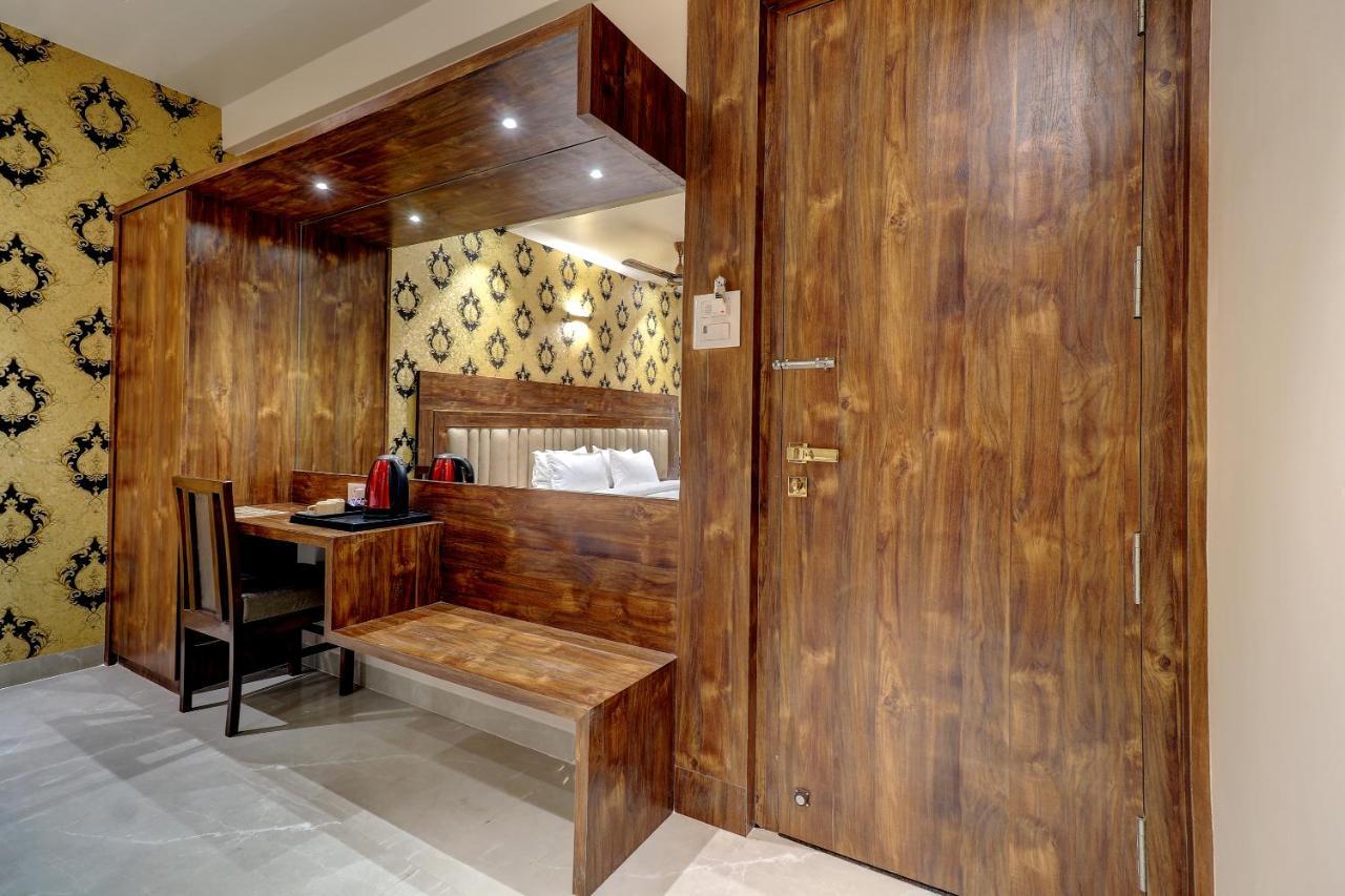 Hotel Apratim Lodging & Boarding Ulhasnagar ภายนอก รูปภาพ