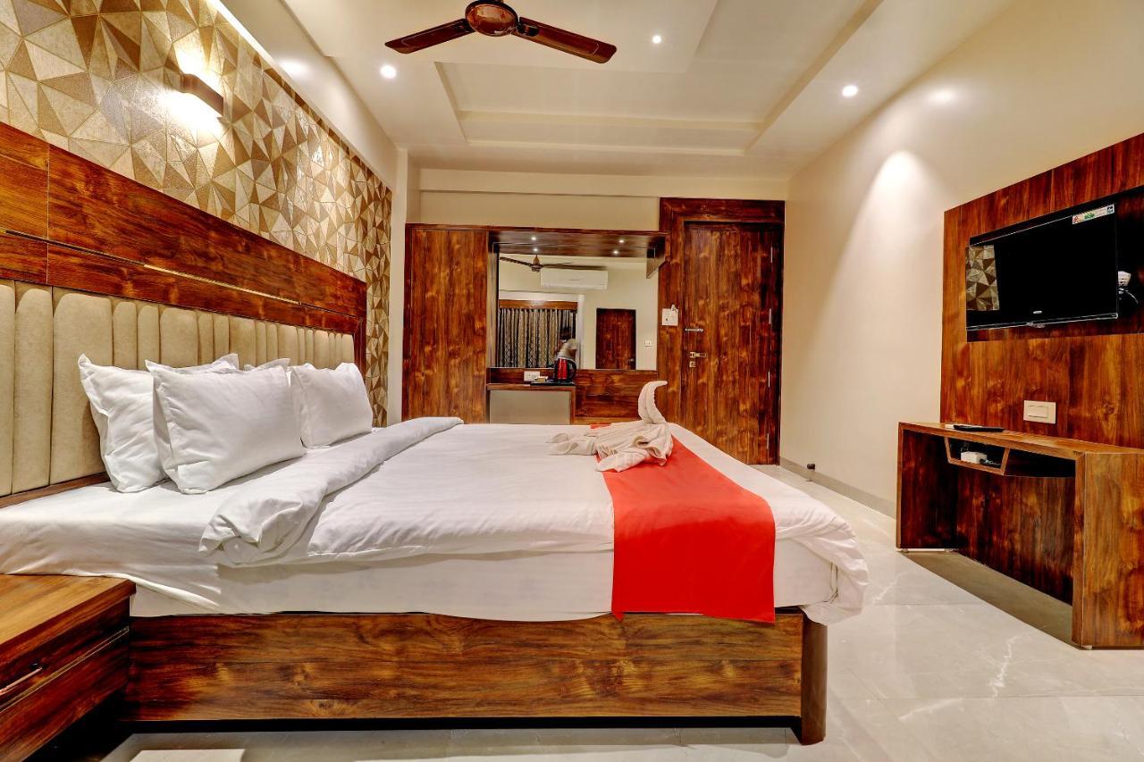 Hotel Apratim Lodging & Boarding Ulhasnagar ภายนอก รูปภาพ