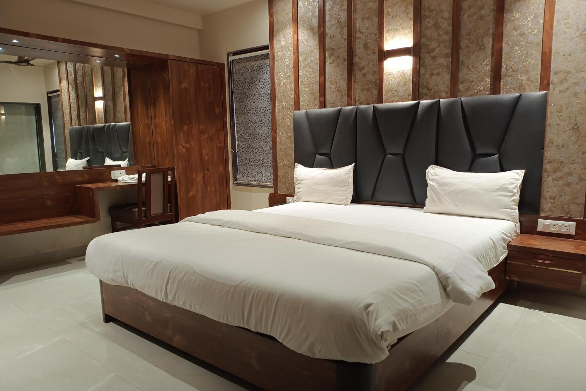 Hotel Apratim Lodging & Boarding Ulhasnagar ภายนอก รูปภาพ