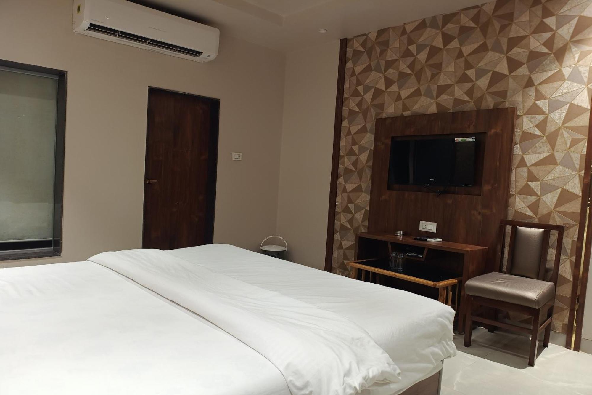 Hotel Apratim Lodging & Boarding Ulhasnagar ภายนอก รูปภาพ
