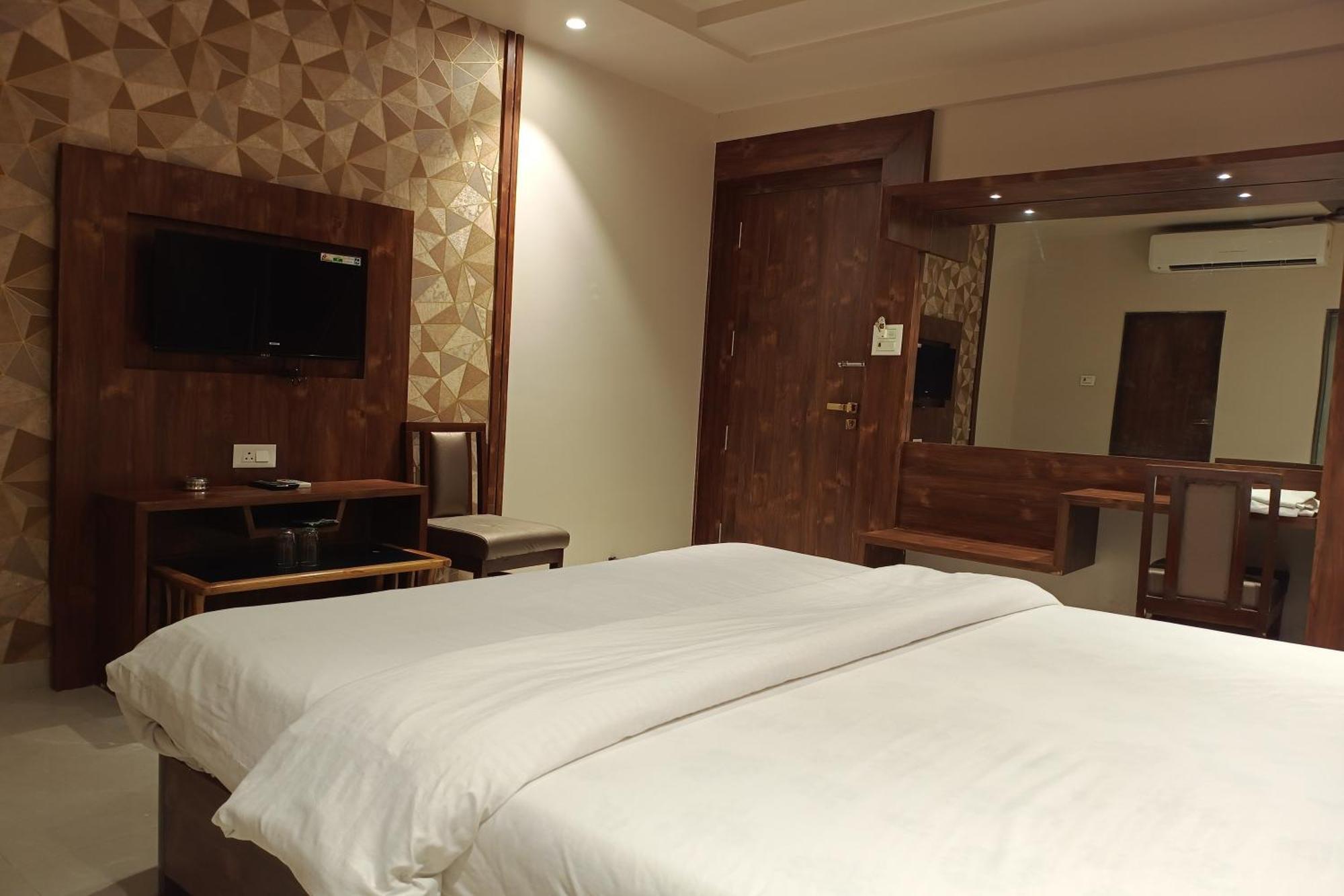 Hotel Apratim Lodging & Boarding Ulhasnagar ภายนอก รูปภาพ