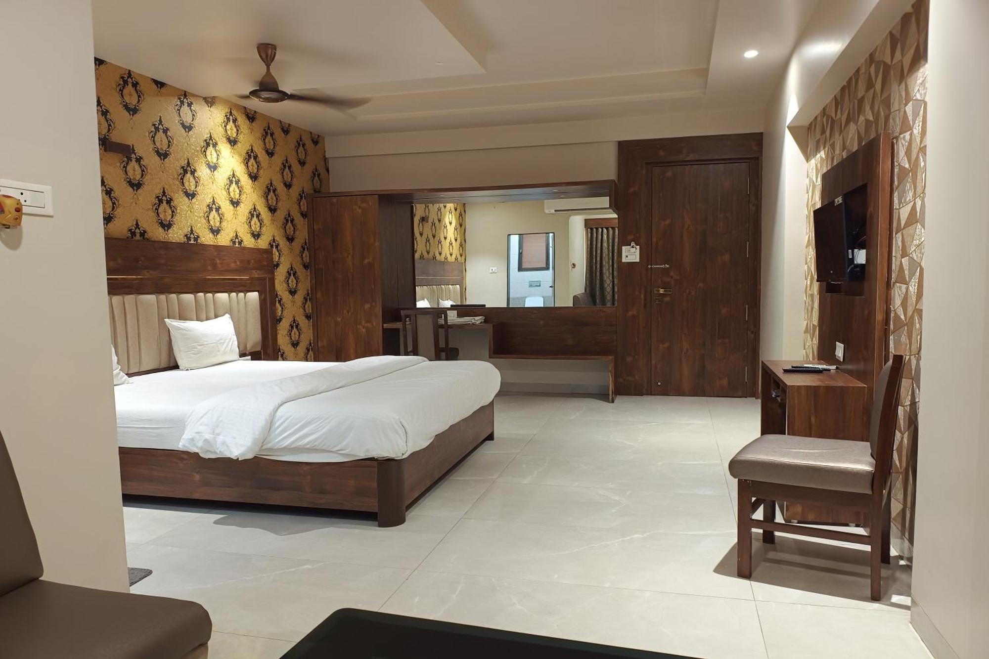 Hotel Apratim Lodging & Boarding Ulhasnagar ภายนอก รูปภาพ