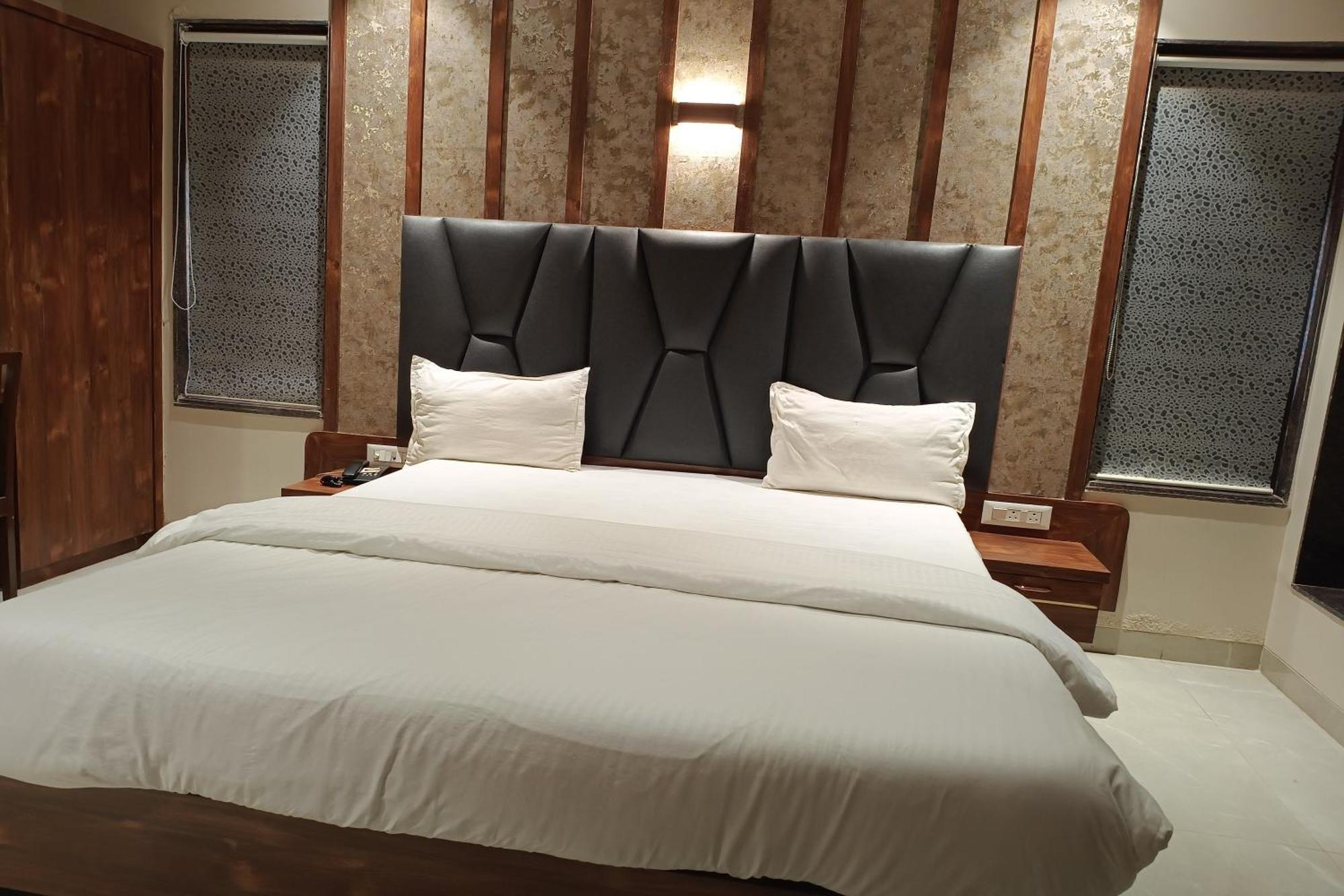 Hotel Apratim Lodging & Boarding Ulhasnagar ภายนอก รูปภาพ