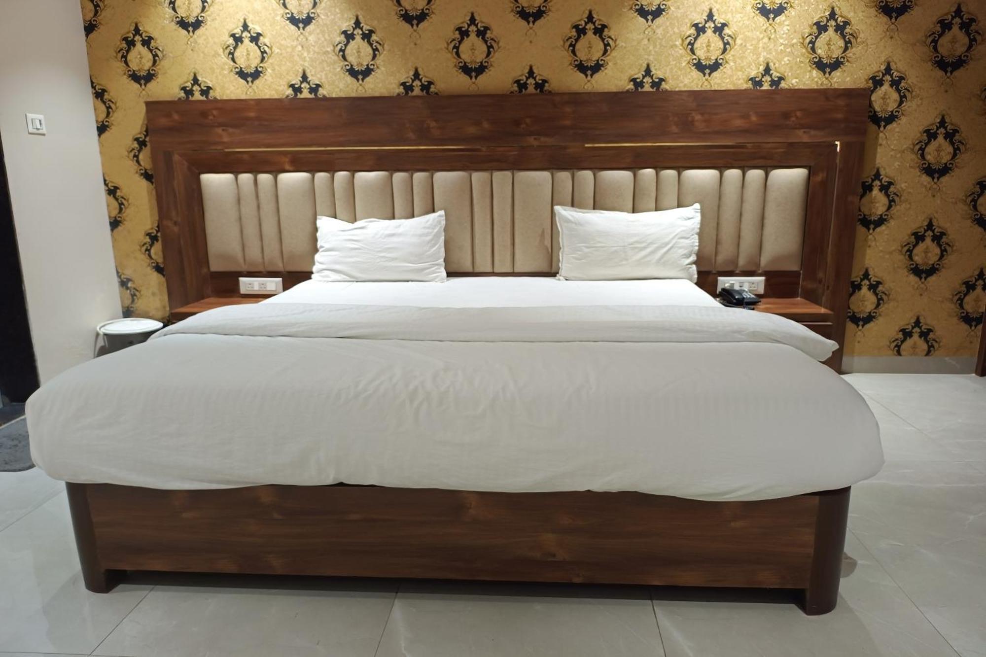 Hotel Apratim Lodging & Boarding Ulhasnagar ภายนอก รูปภาพ