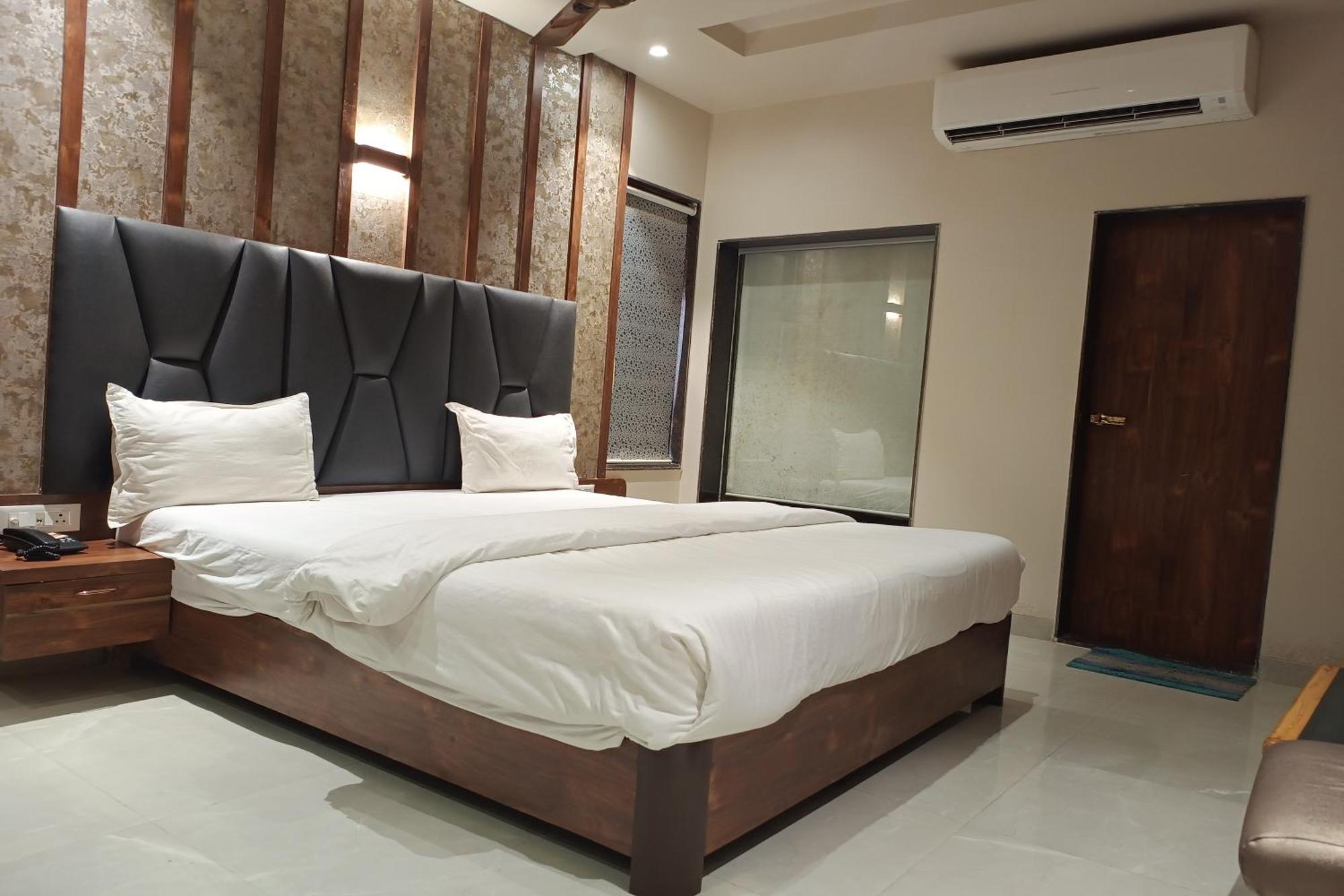 Hotel Apratim Lodging & Boarding Ulhasnagar ภายนอก รูปภาพ