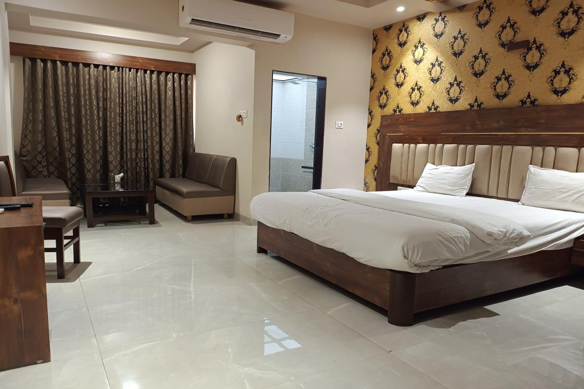 Hotel Apratim Lodging & Boarding Ulhasnagar ภายนอก รูปภาพ