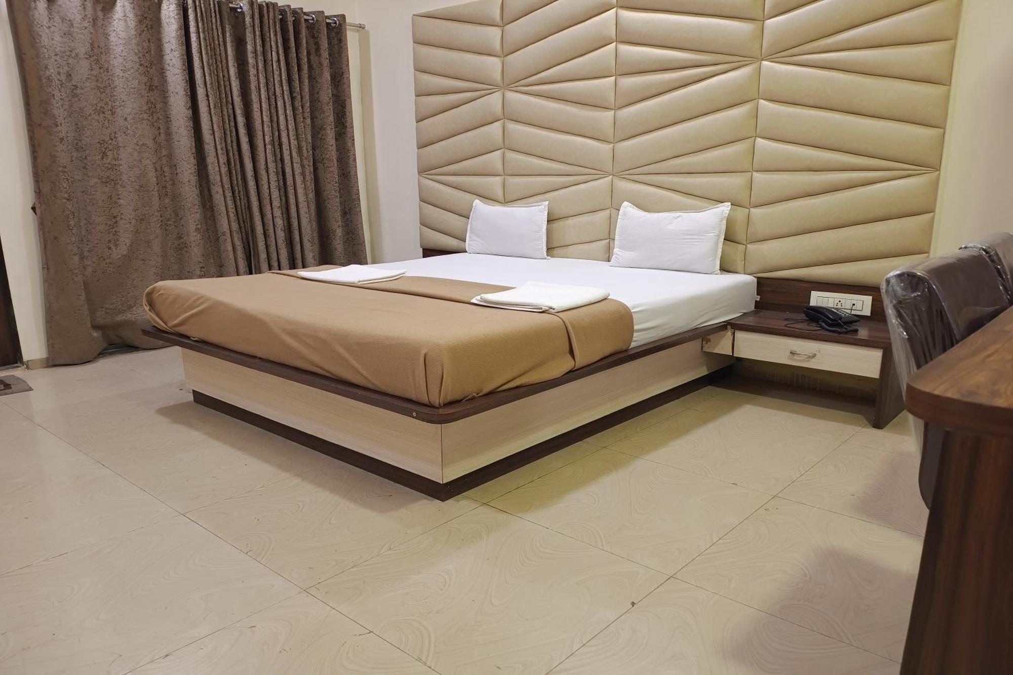 Hotel Apratim Lodging & Boarding Ulhasnagar ภายนอก รูปภาพ