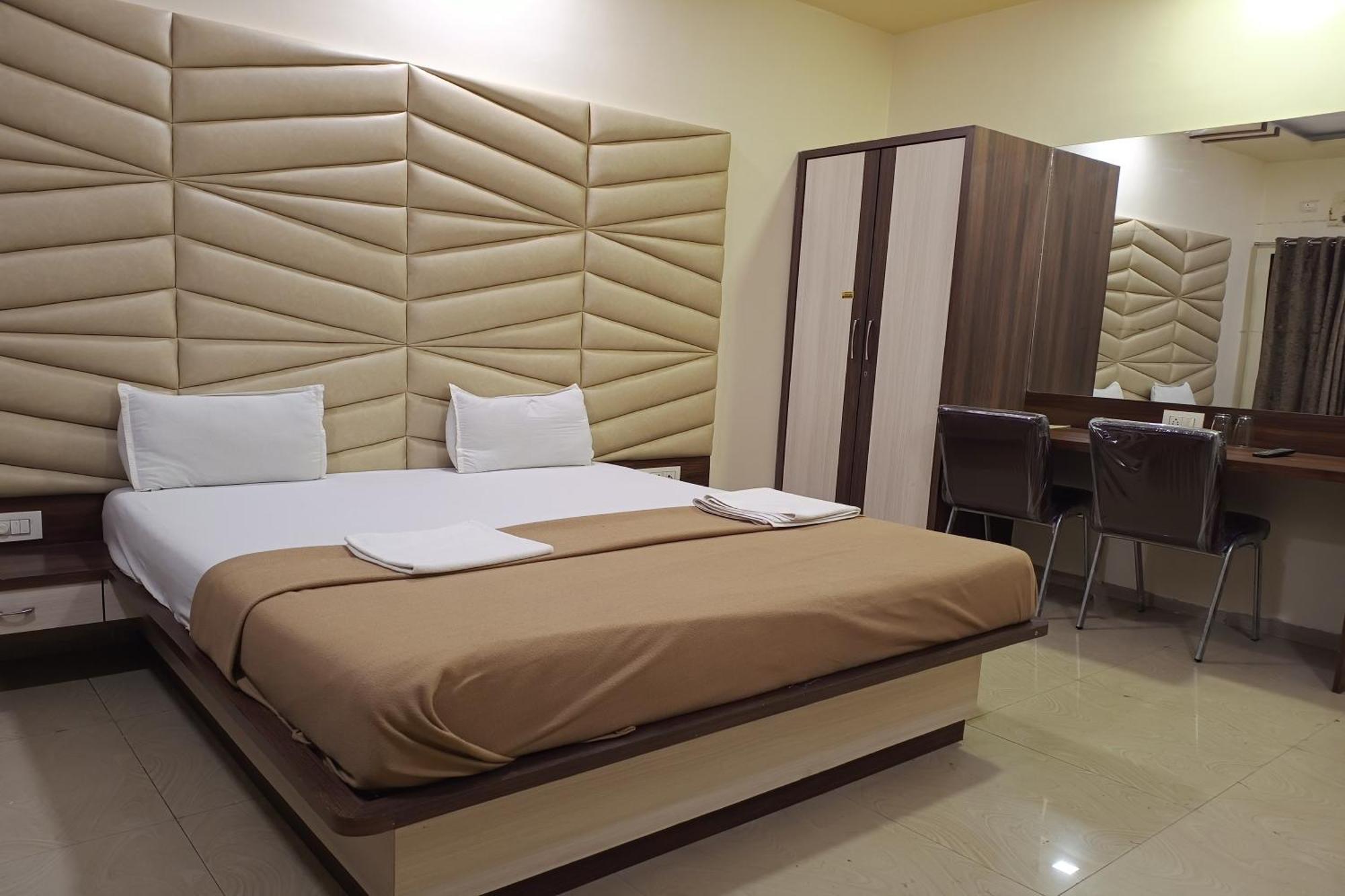 Hotel Apratim Lodging & Boarding Ulhasnagar ภายนอก รูปภาพ