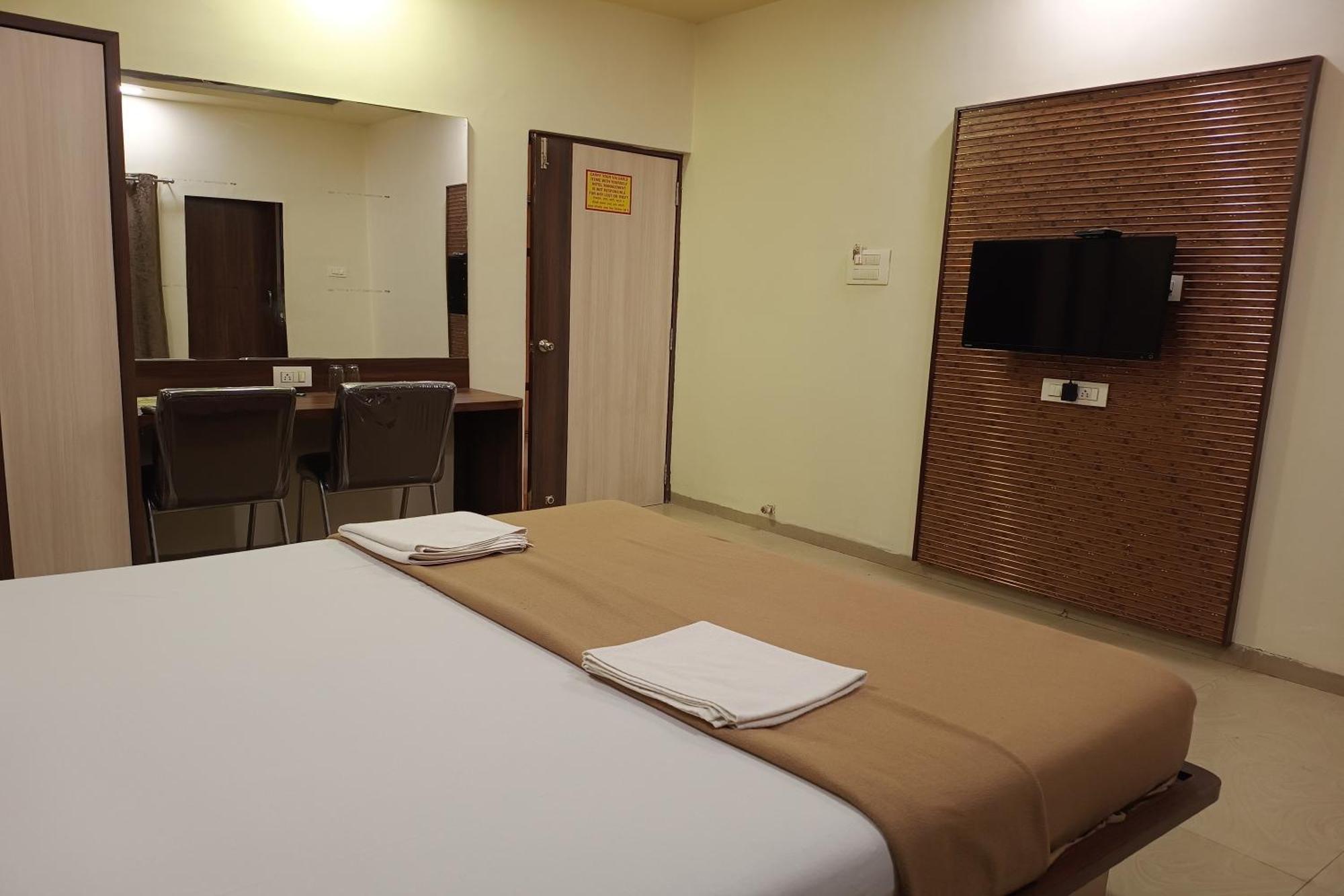 Hotel Apratim Lodging & Boarding Ulhasnagar ภายนอก รูปภาพ